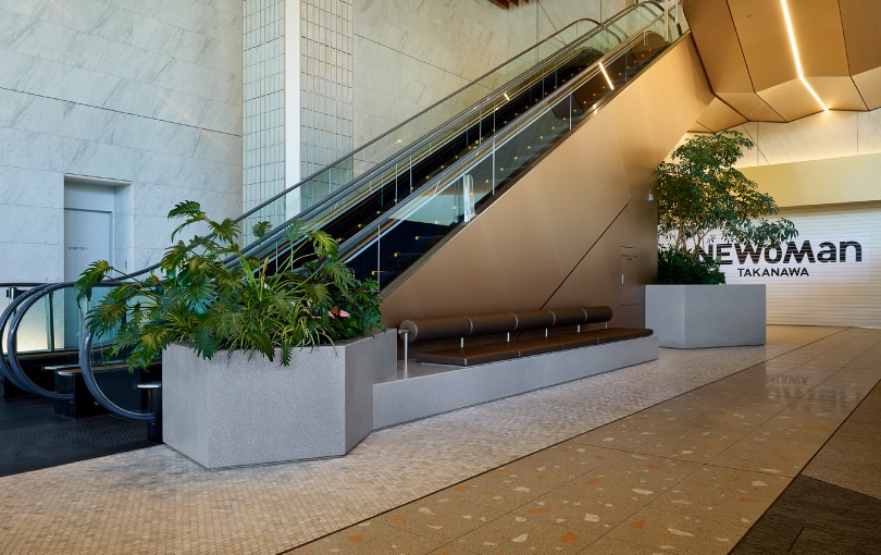 エントランスを広場に変える憩いの造形。サステナブルなソファ