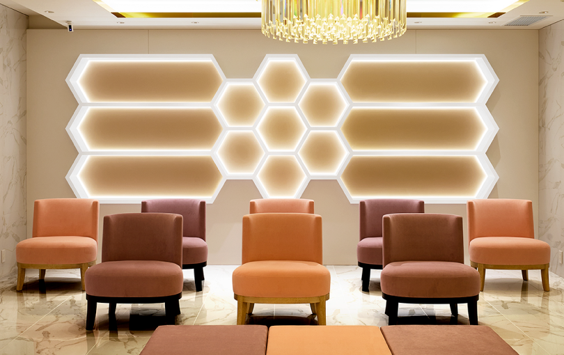 光をまとう造形美が迎える待合室