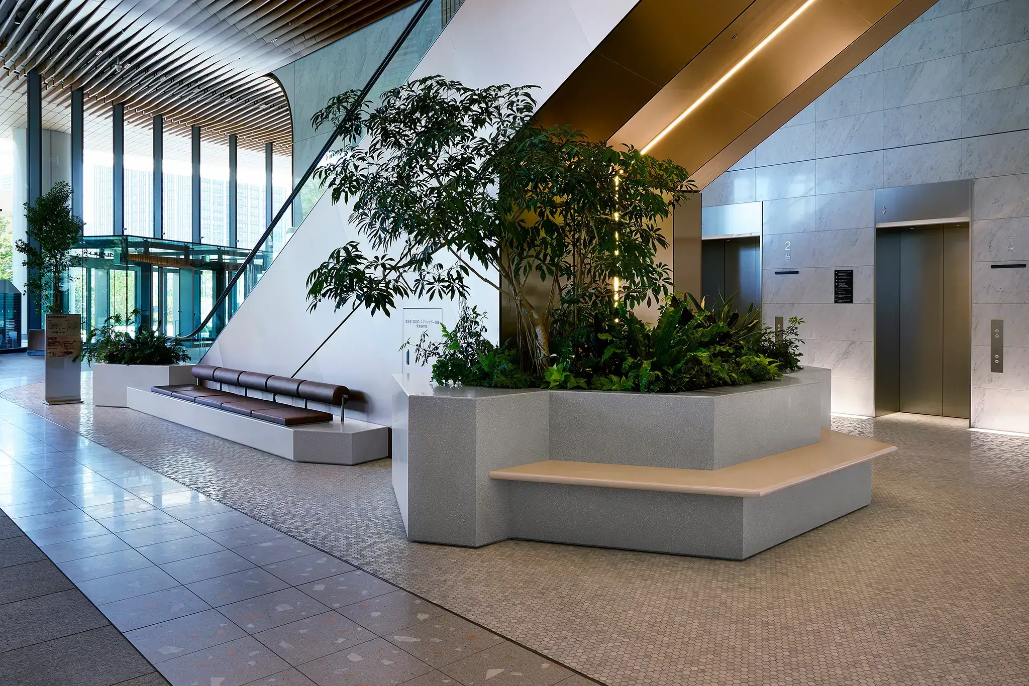 エスカレーターを囲むベンチの画像