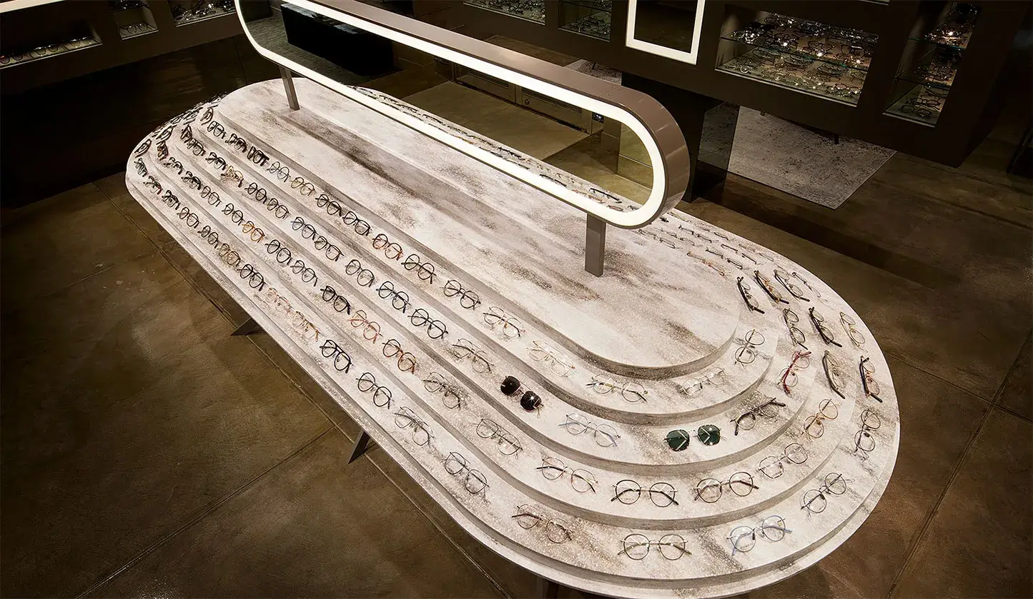 楕円形のディスプレイ什器の画像