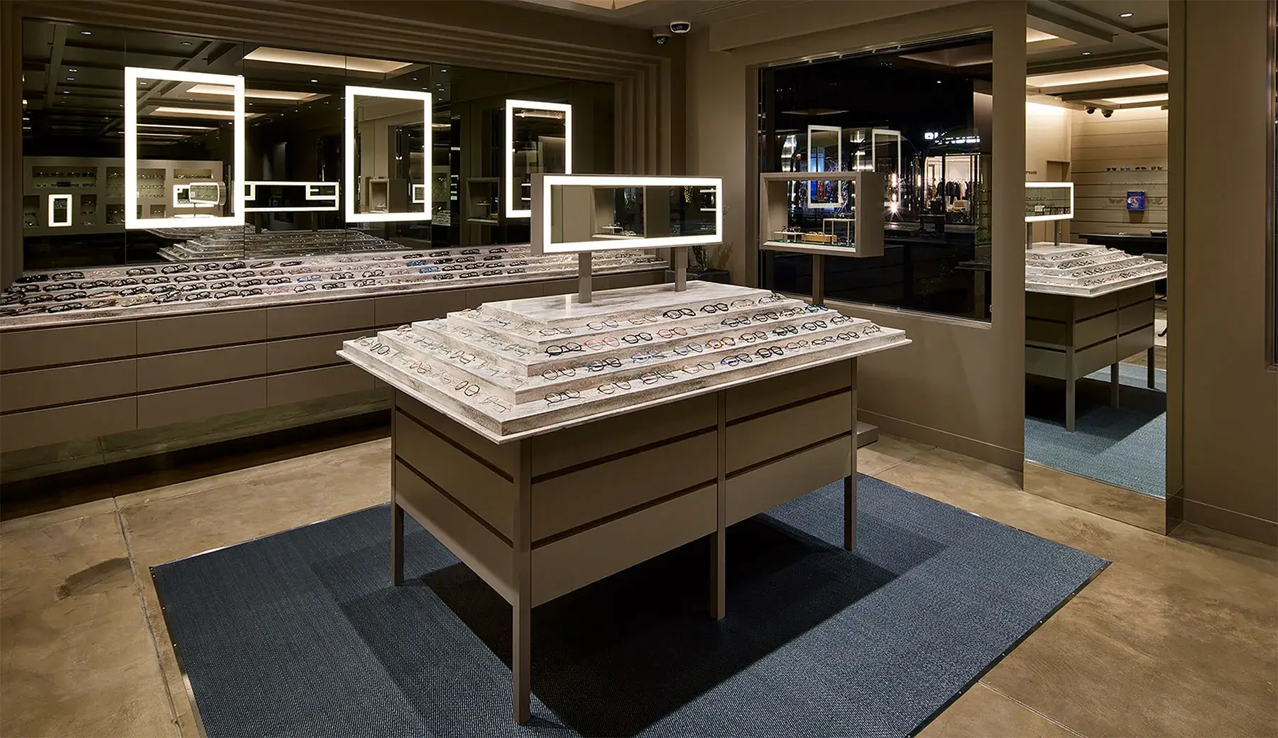 ピラミッド型のディスプレイ什器の画像